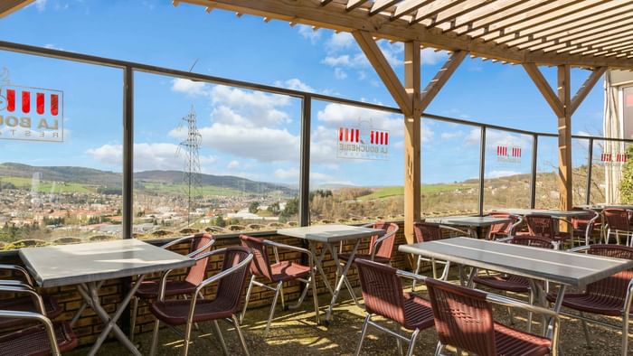 An outdoor dining & lounge area at Hotel L'Acropole
