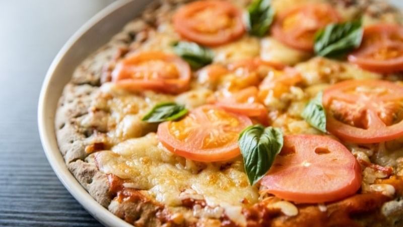 A pizza served in a restaurant at Novotel Darwin Airport