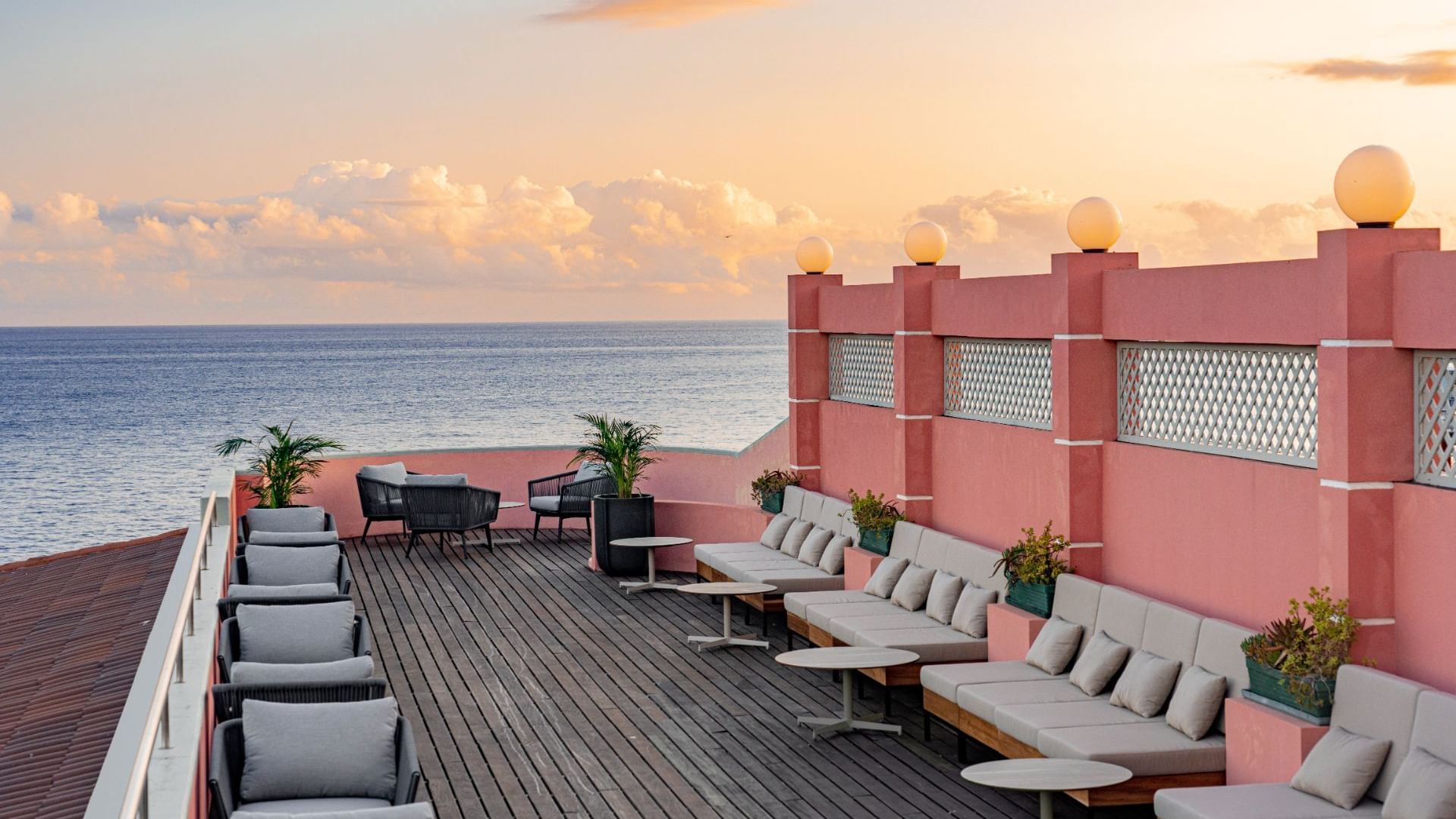 Dining area on a terrace with sea view in Monte Brasil at Terceira Mar Hotel