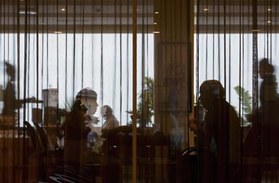 personnes en train de déjeuner au restaurant