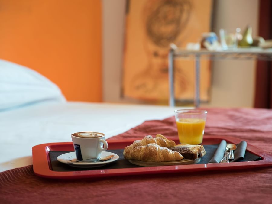 Breakfast in bed in Arca Street Art Hotel