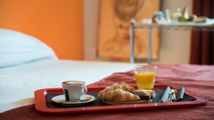 Breakfast in bed in Arca Street Art Hotel