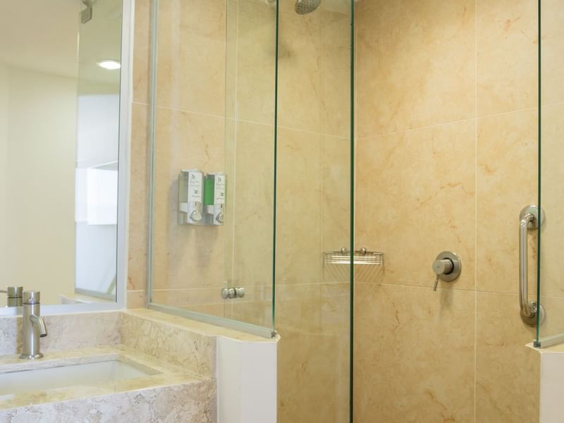Baño con ducha, espejo y lavabo en One Hotels