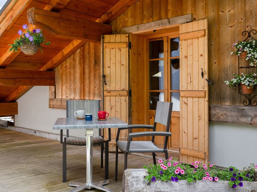 An outdoor dining area at Chalet-Hotel La Ferme du Chozal