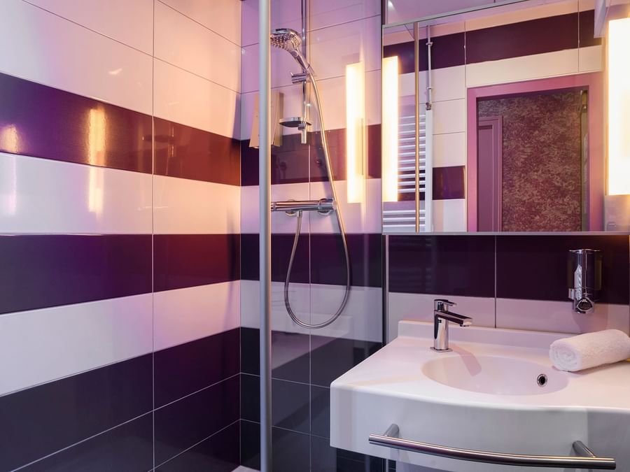 Shower & vanity area in a room at Hotel le Saint-Martial
