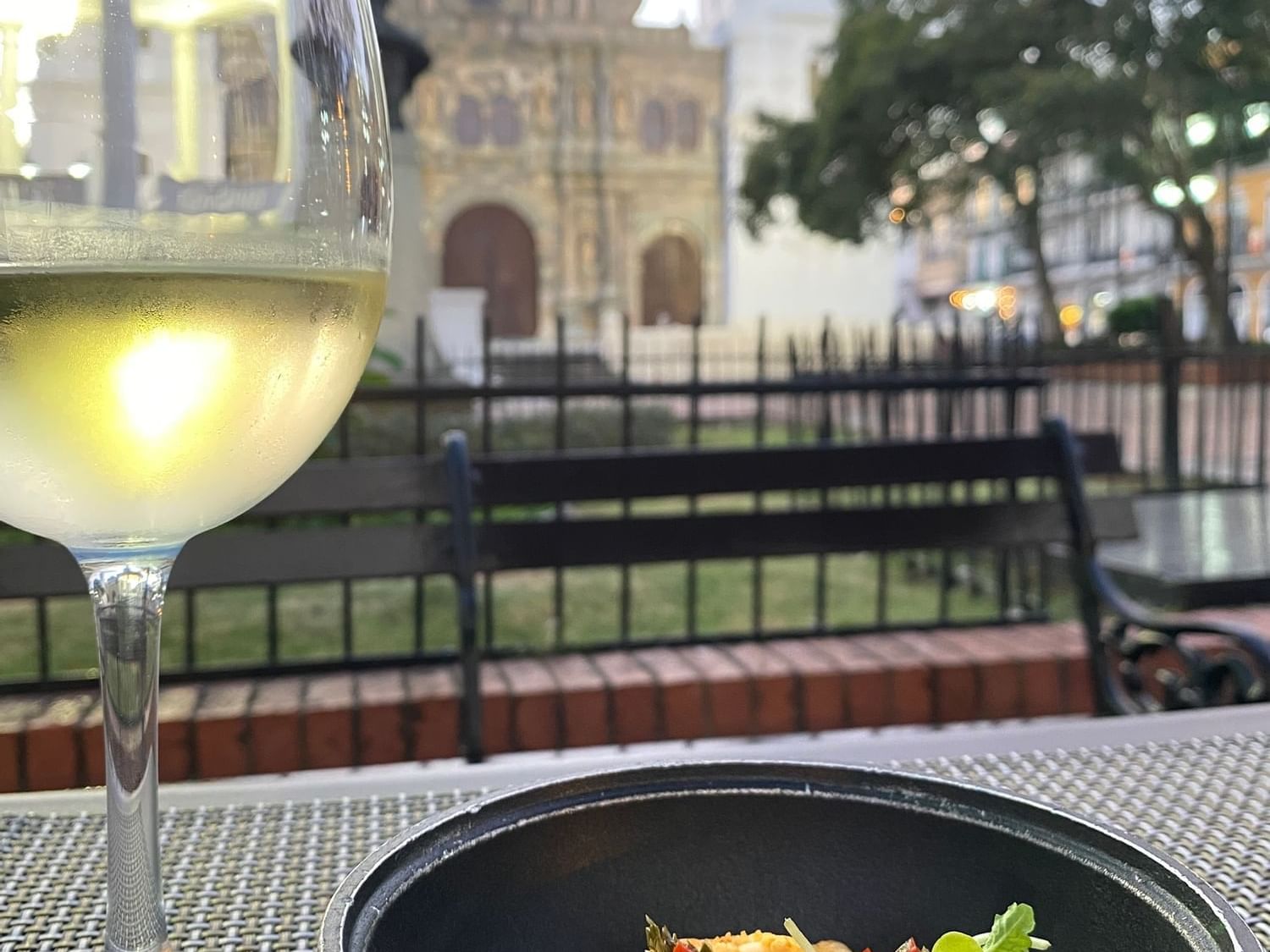 Vino blanco y platillo de camarones en La Quinta Plaza Bar en Casco Viejo en Central Hotel Panama Casco Viejo.