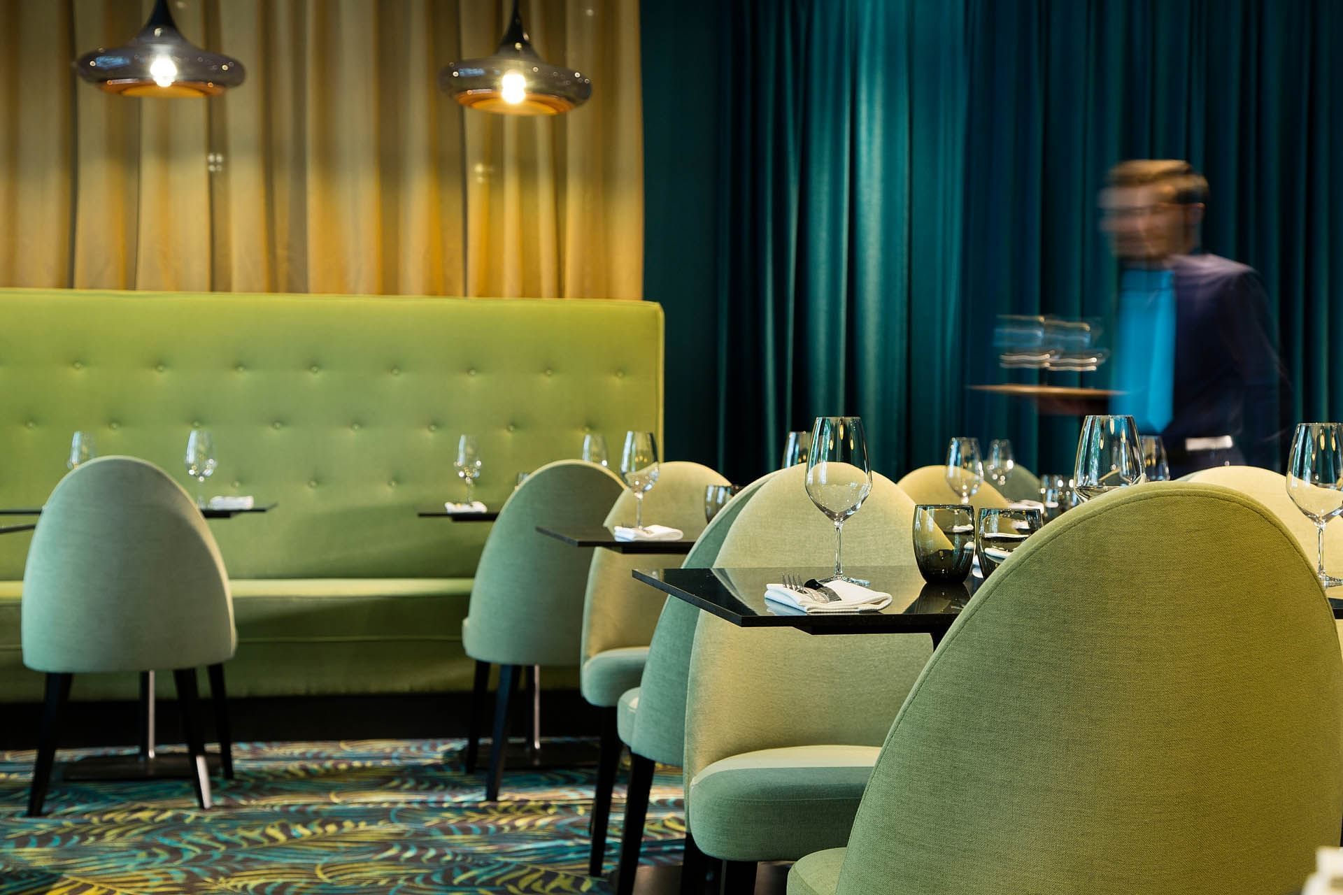 Serveur servant des cocktails, La Touraine, Oceania L'Univers Tours