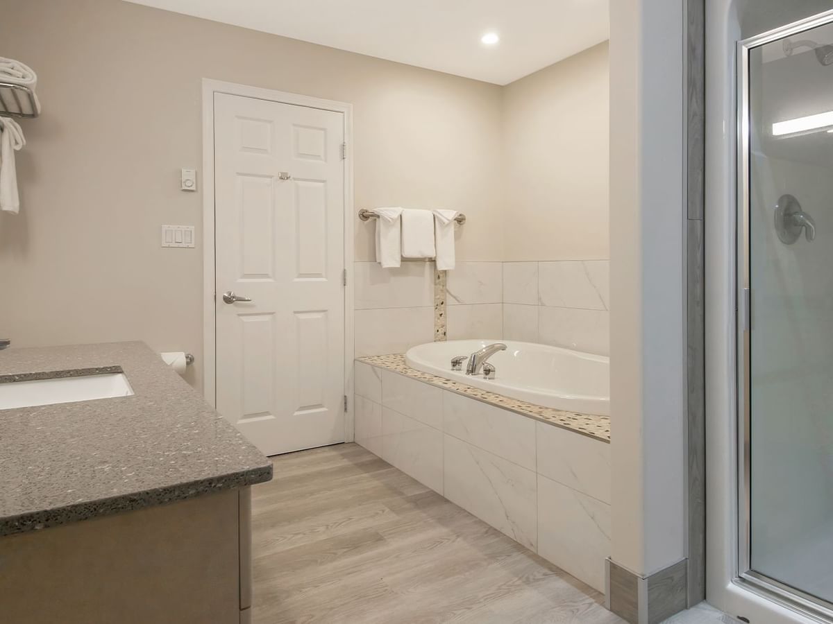 Bathroom with tub, sink and mirror
