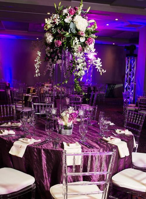 Montaje de mesa con decoración floral en el Megapolis Hotel Panamá