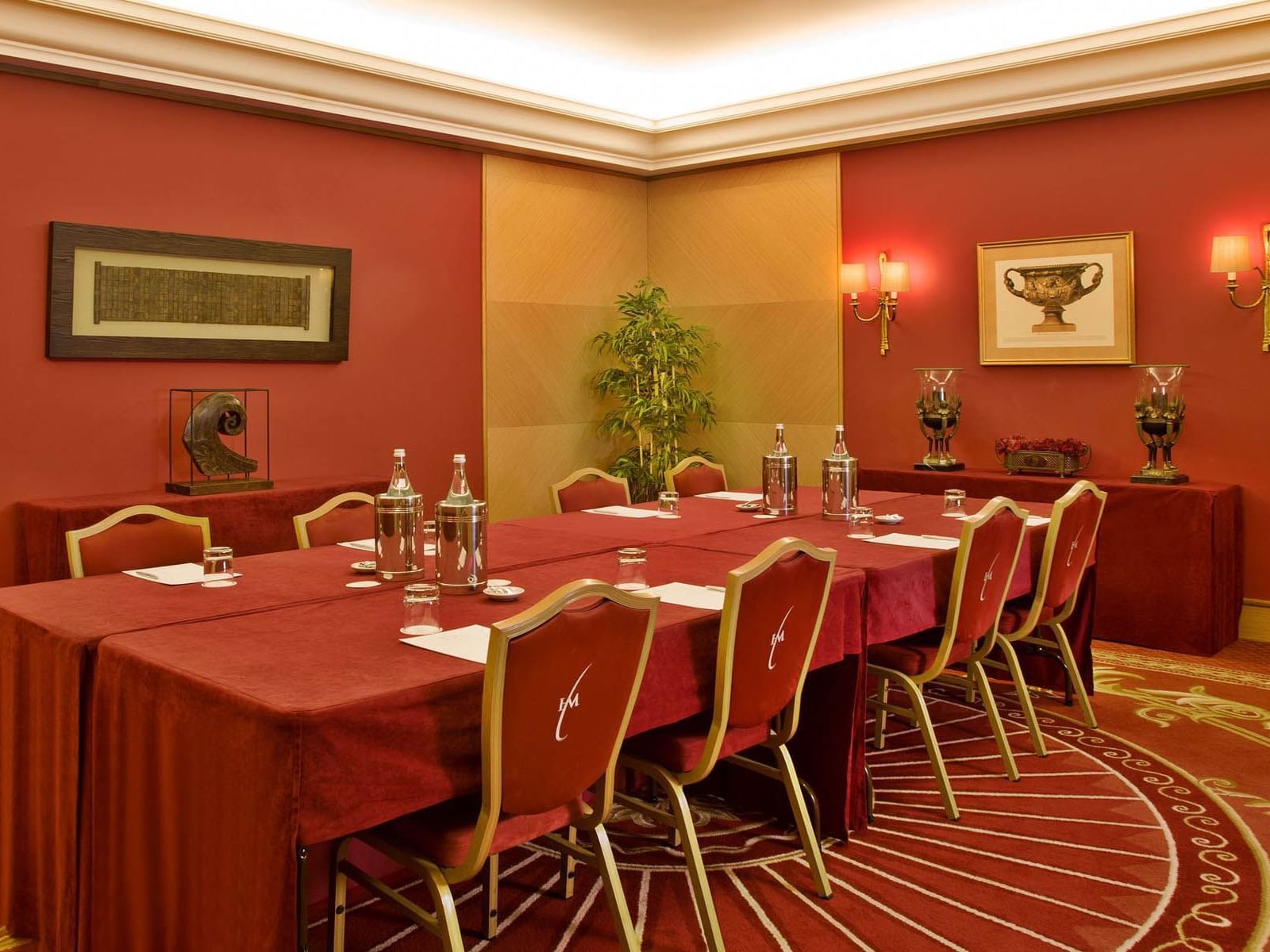 Meeting Room with a centered red table at Hotel Cascais Miragem