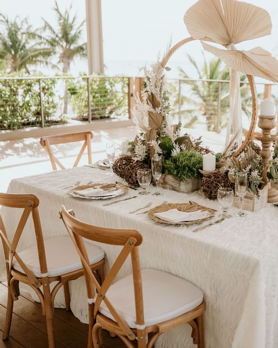 A Floral table decoration in Las Brisas at Isla Verde Weddings