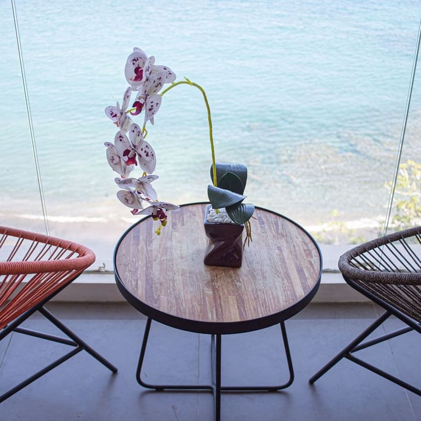 Pemandangan laut dari balkon lantai atas dengan kursi santai di LK Resort Senggigi Lombok