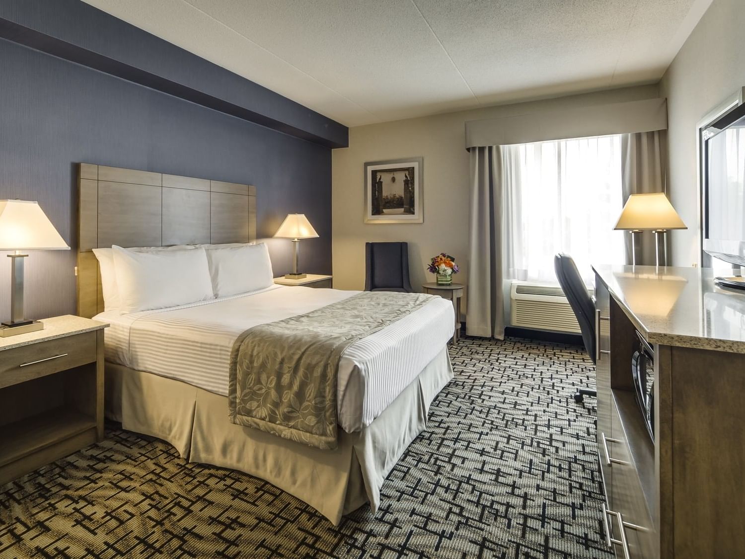 One Queen Bed - Monte Carlo Inns Oakville Suites