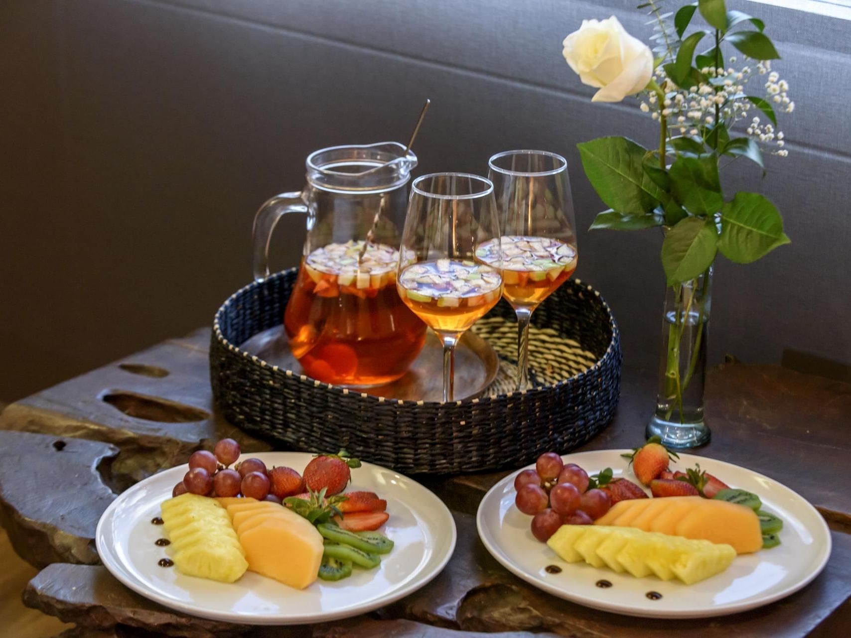 Fruits and Tea on plates with a pitcher, Diez Hotel Categoría