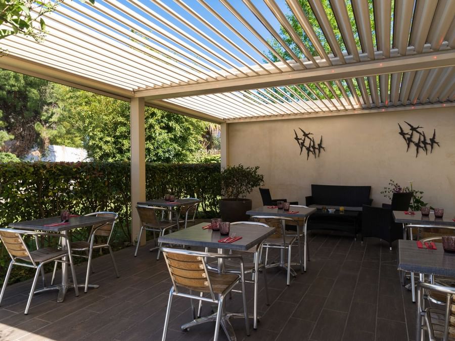 View of an outdoor dining area at Hotel Costieres