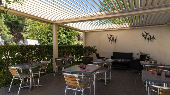 View of an outdoor dining area at Hotel Costieres