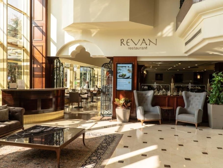 İstanbul'un kalbinde, Eresin Hotels Topkapı'da lezzetli yemekler sunan Revan Restaurant.