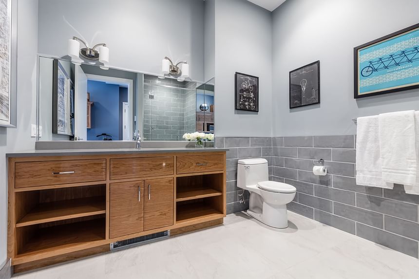 Double bathroom vanity, mirror, fresh flowers & towel rack in King Premiere Academic in Retro Suites Hotel