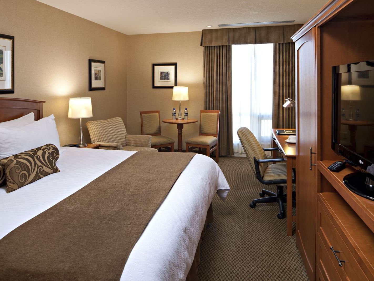 Executive King Guestroom with one bed at Carriage House Hotel