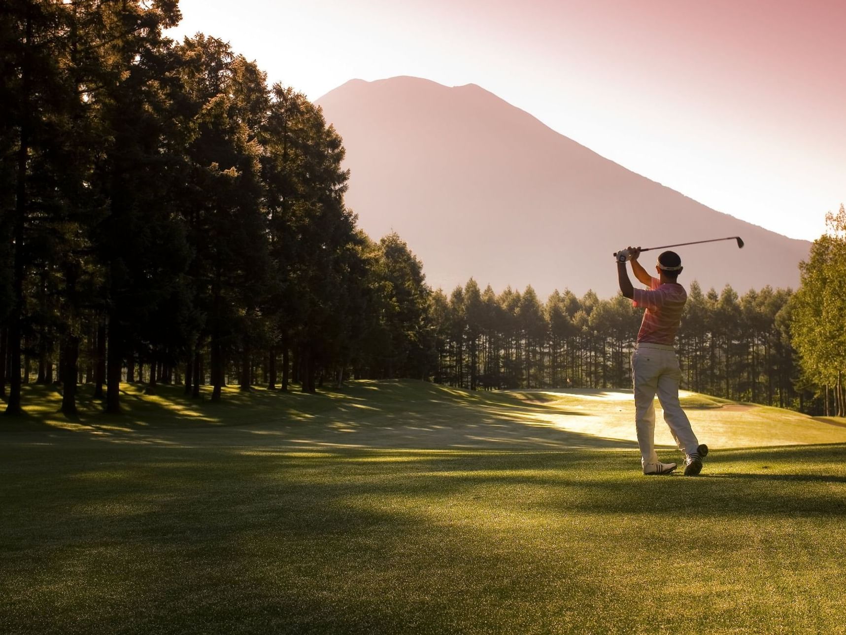 A man playing golf on Hanazono golf course near Chatrium Niseko