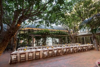 A large table in the courtyard at Horton Grand Hotel