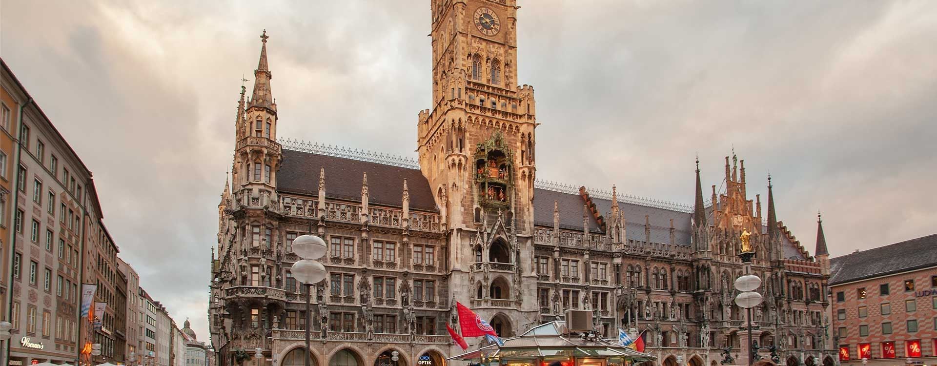 Außenansicht des Münchner Marienplatzes in der Nähe der Flemings Hotels