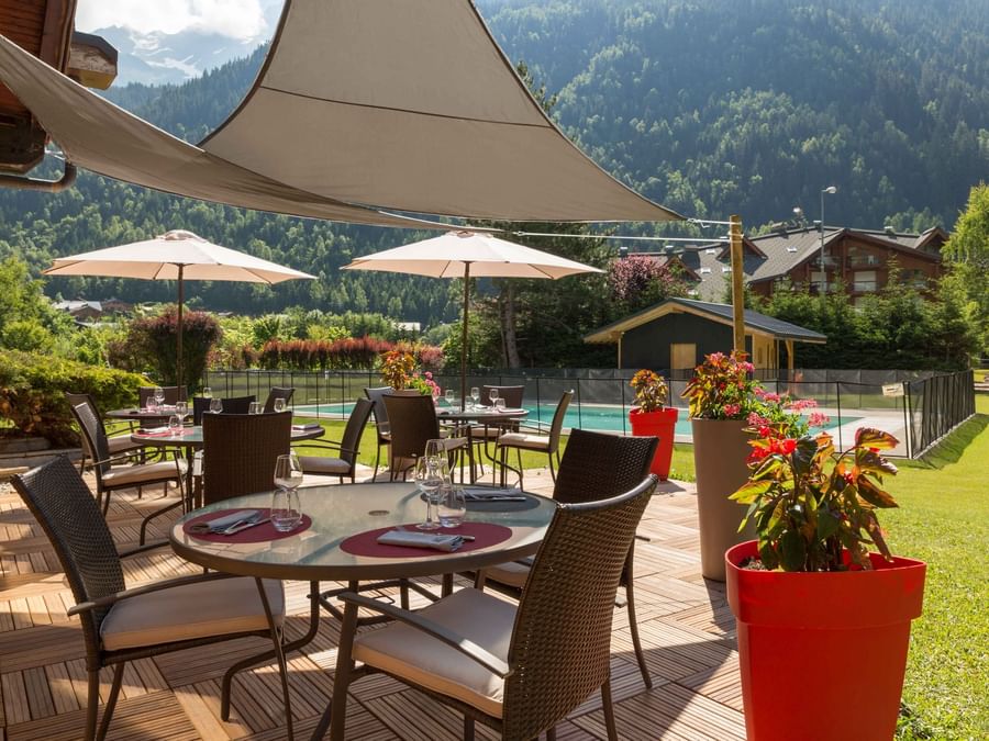 An Outdoor dining & lounge area at Chalet-Hotel La Chemenaz