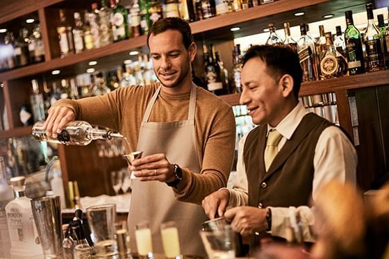 Barista haciendo Hot Ceviche y un cocktail muncay Songo