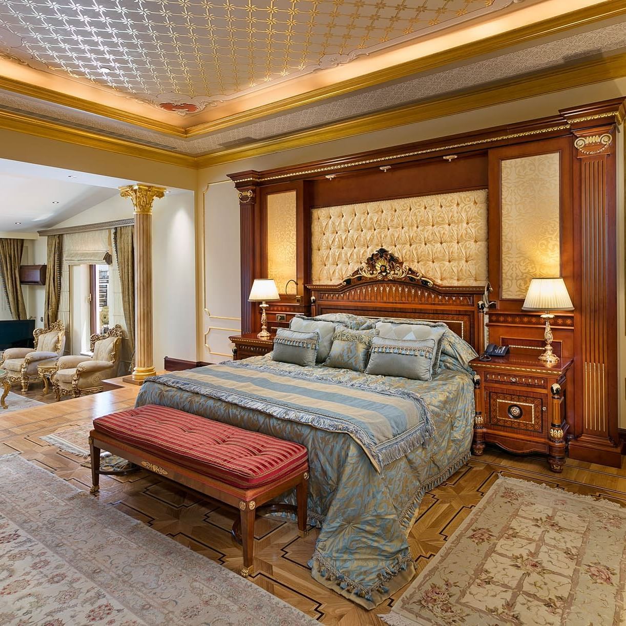 Titanic Mardan Palace’daki King Süit’te rahat yatak ve oturma alanı.