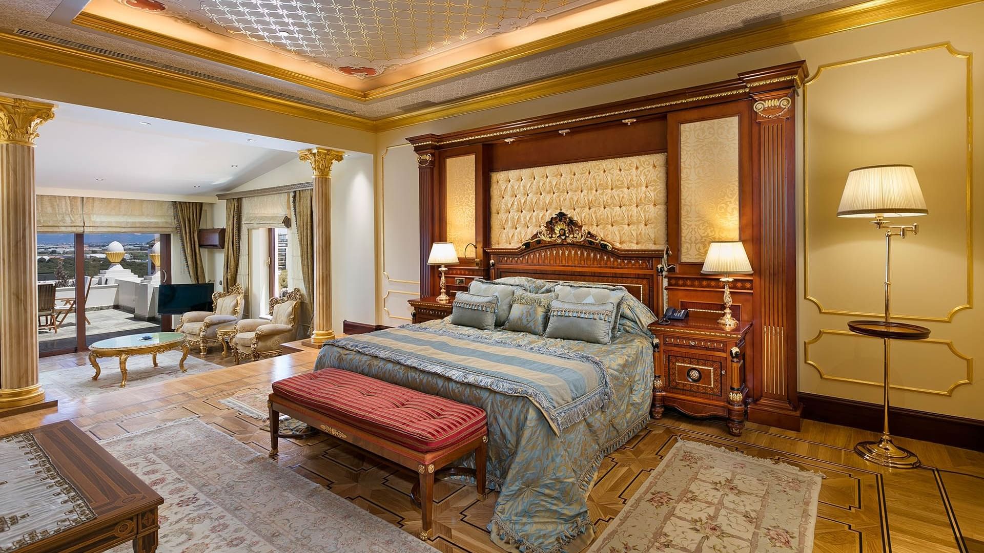 Titanic Mardan Palace’daki King Süit’te rahat yatak ve oturma alanı.