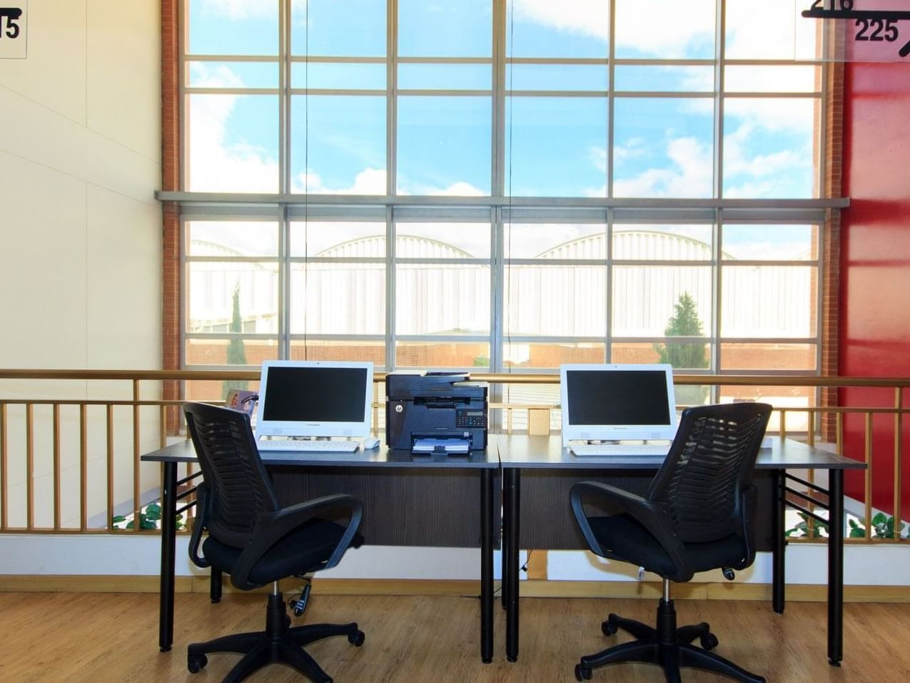 Workstations in the Business Center at Pop Art Tocancipa