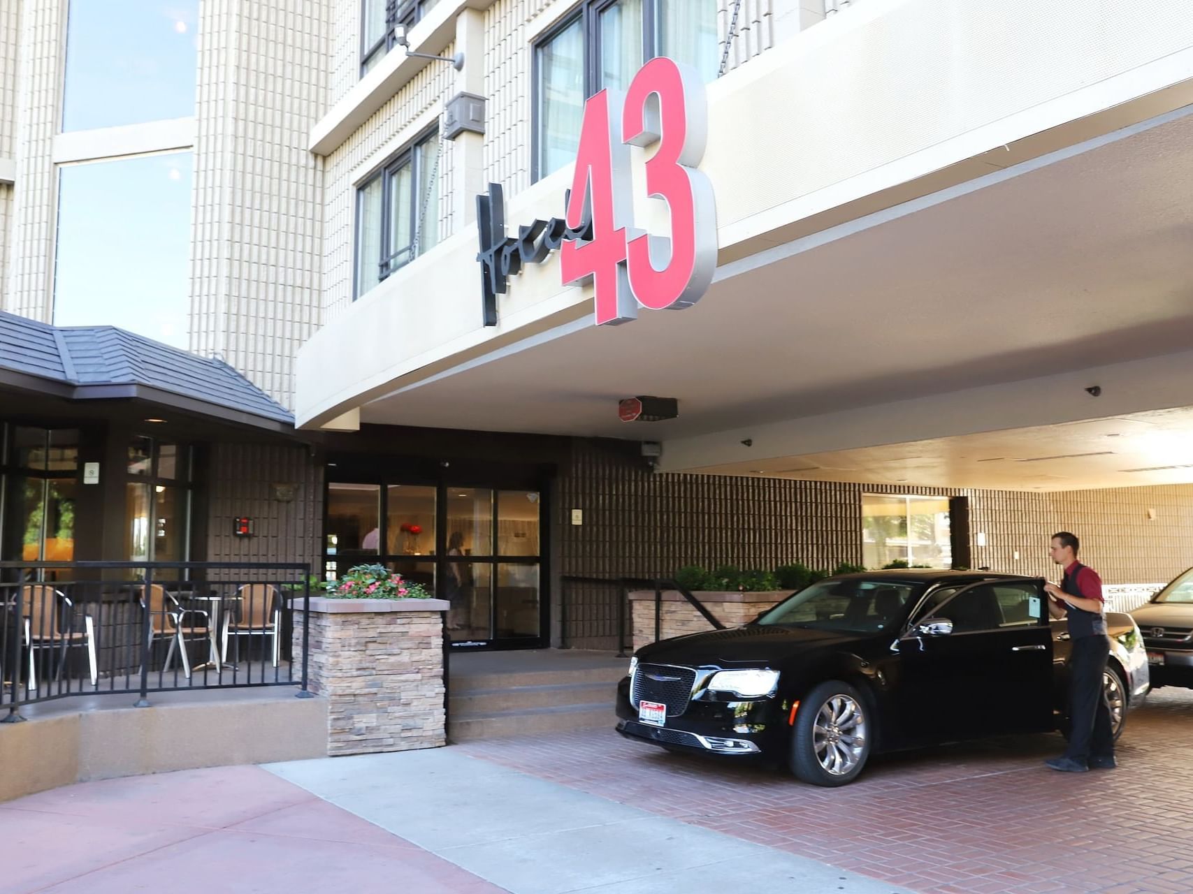 Exterior view with valet parking at Hotel 43