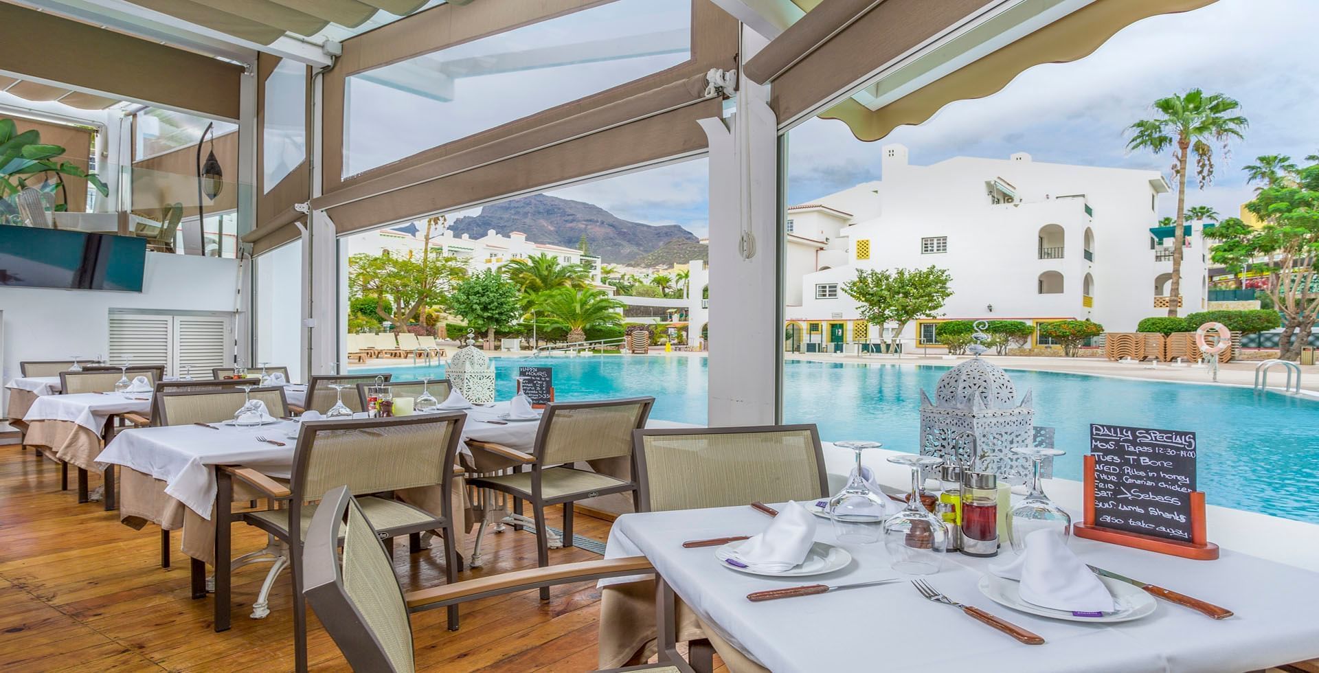 Sunset Harbour Club Outdoor Swimming Pool and Pool Bar