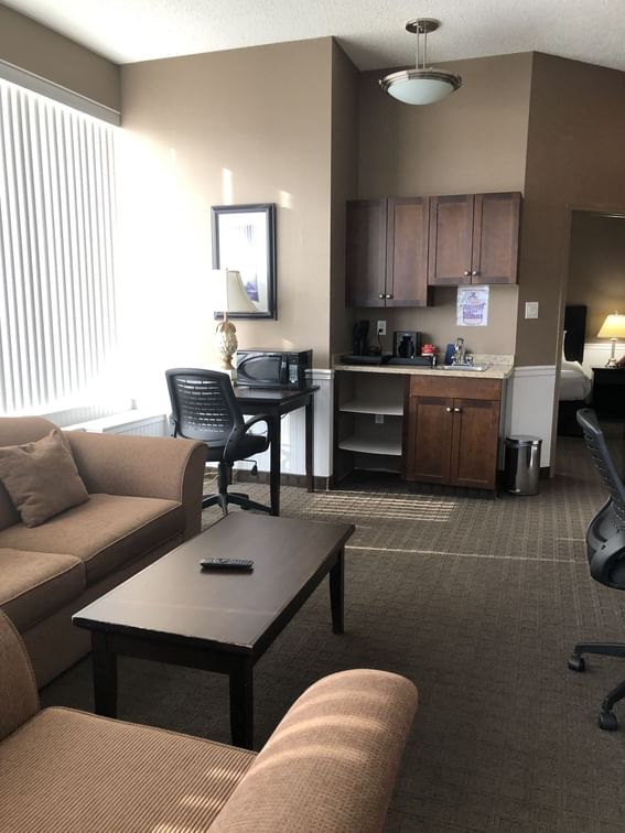 Living area with coffee corner in Executive and Business Suite at Fort McMurray Hotels 