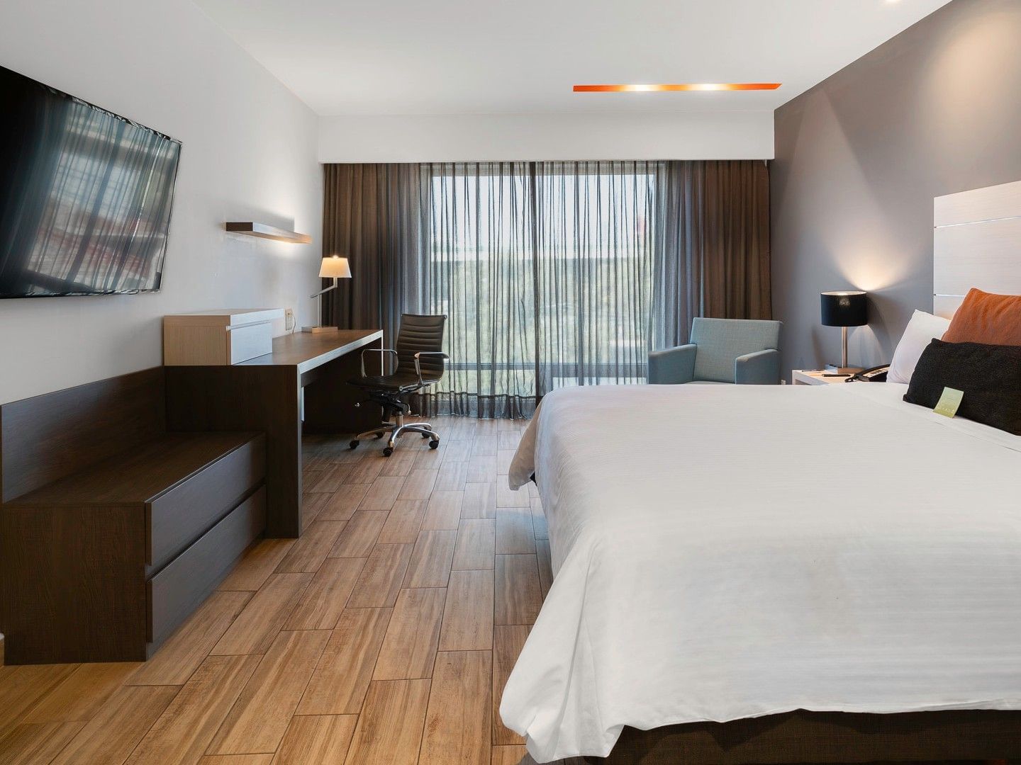 Habitación de lujo con cama King en Real Inn Perinorte, Tlalnepantla.