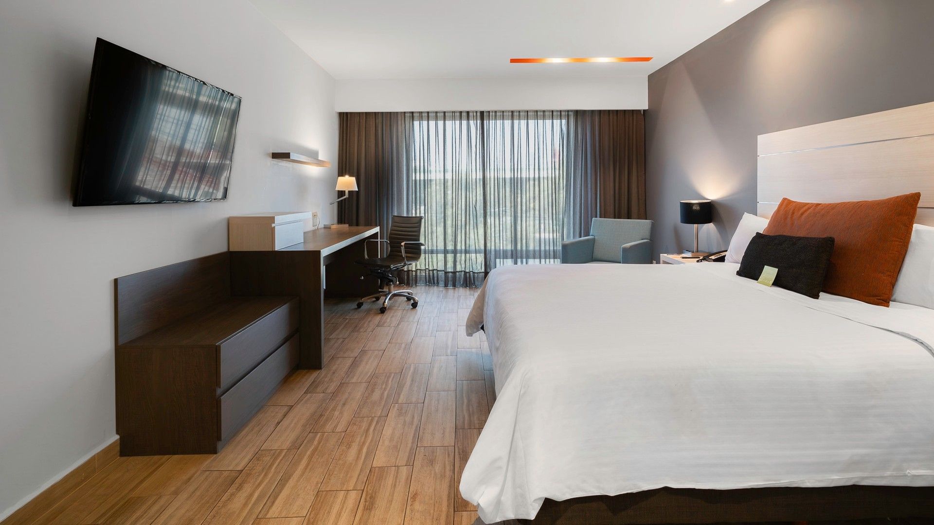 Habitación de lujo con cama King en Real Inn Perinorte, Tlalnepantla.