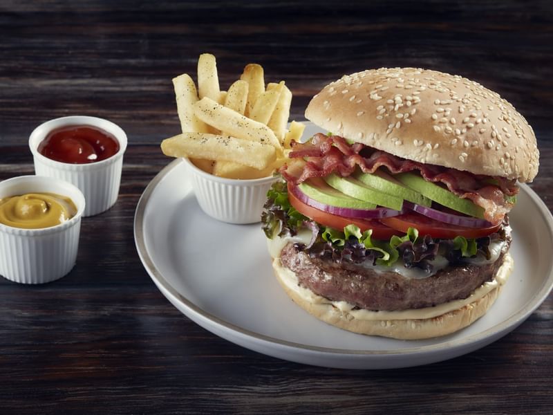Hamburguesa, papas fritas y dip en Burger King cerca de Hoteles Fiesta Americana
