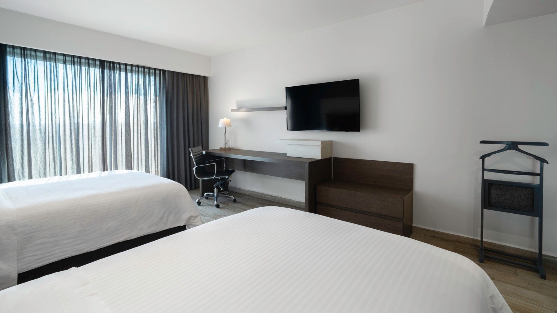 Two double beds with desk and TV in a 2 Double Deluxe room at Real Inn Perinorte, Tlalnepantla.