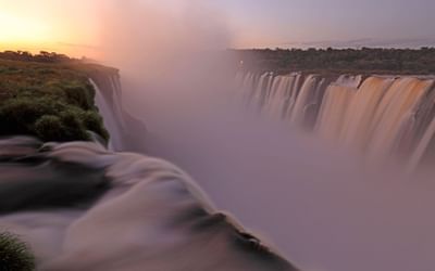 Paisaje de las Cataratas Victoria cerca de Grand Panorámico durante la puesta de sol