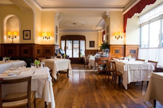 Dining tables set-up in Massimo d'Azeglio Restaurant at Bettoja Hotel Mediterraneo