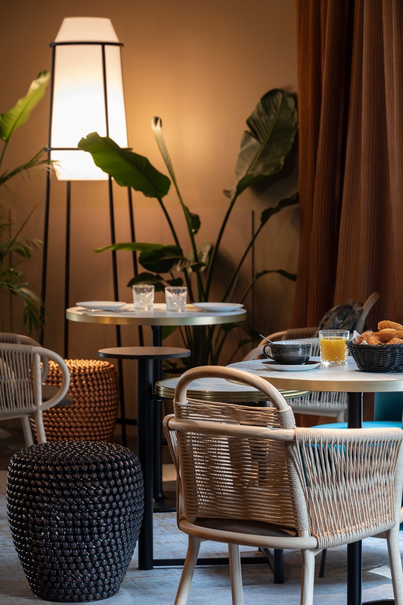 Café, jus et pâtisserie servis à l'Oceania Le Conti Brest