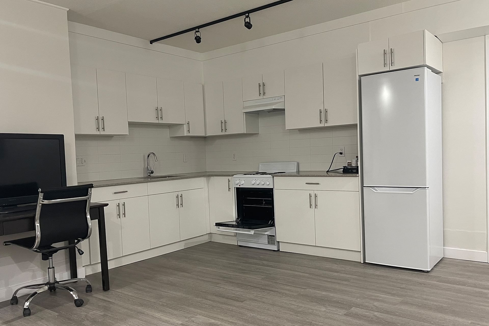 West Edmonton Hotel Guest Room, Kitchen