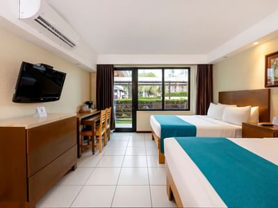 Habitación Garden View con Balcón y 2 Camas Dobles con suelo de baldosa, escritorio y vistas al patio en Best Western Jaco Beach
