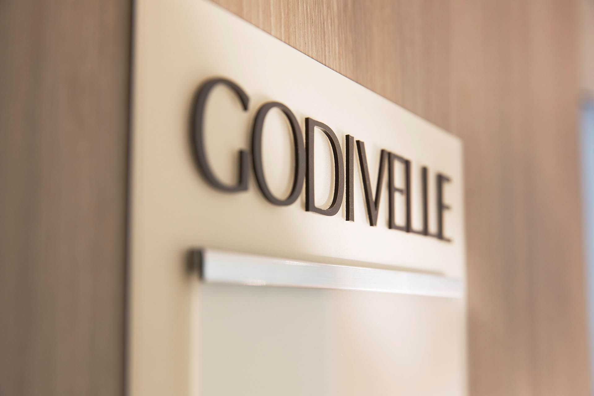 Gros plan du panneau Godivelle à l'Oceania Clermont-Ferrand