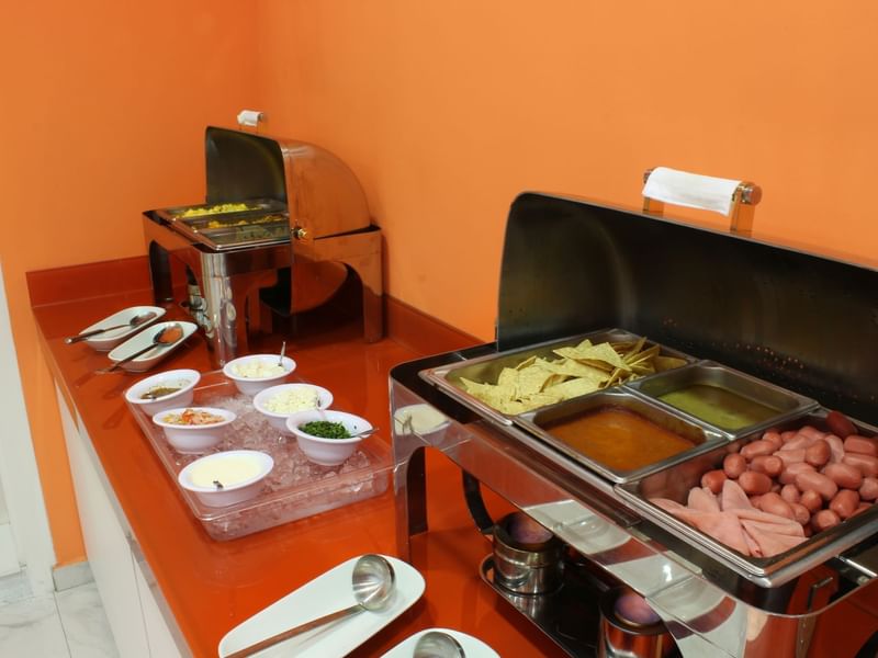 Primer plano de un desayuno buffet en One Hotels