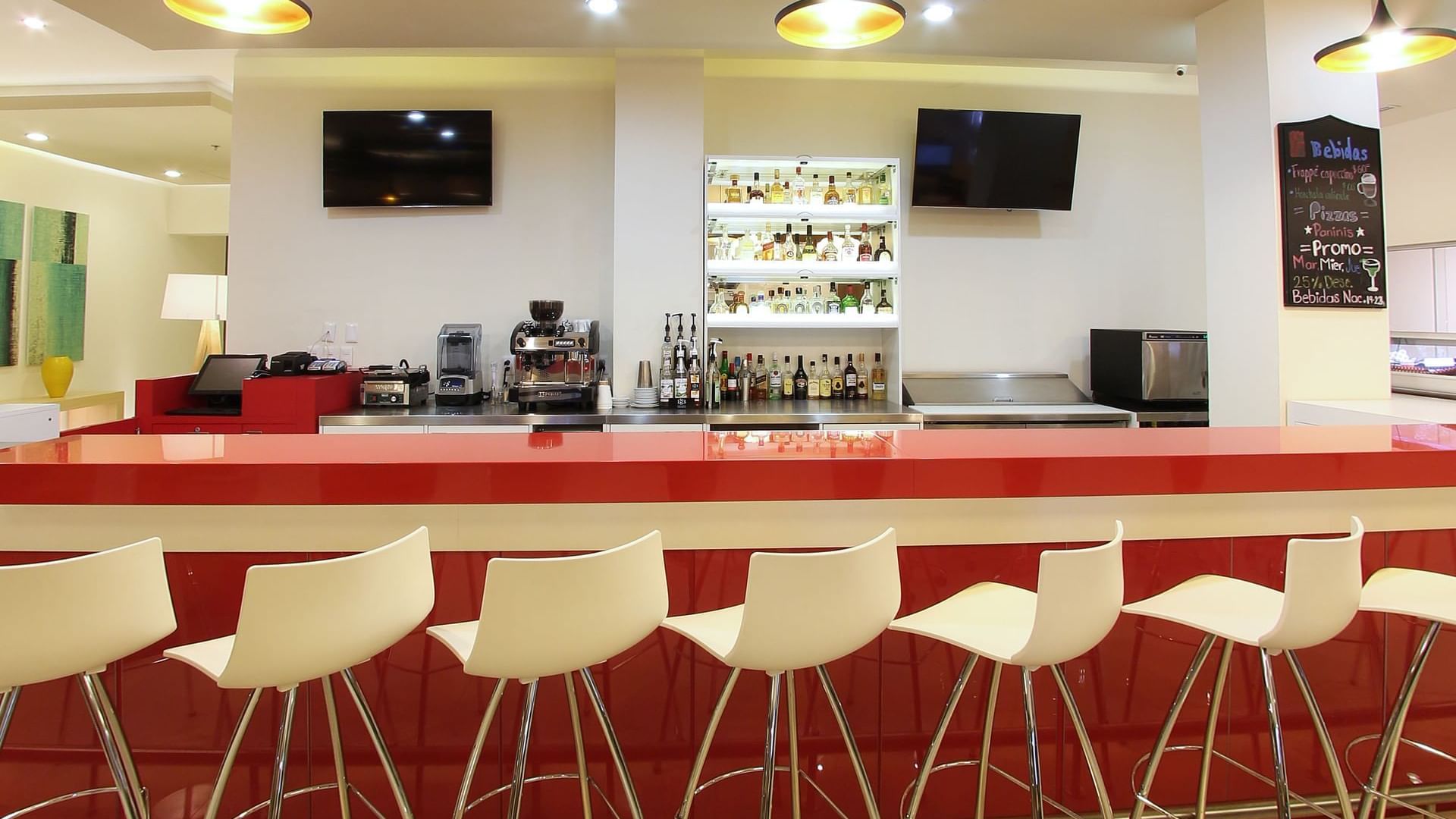 Bar counter with chairs in La Isla at Fiesta Inn Coatzacoalcos