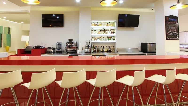 Bar counter with chairs in La Isla at Fiesta Inn Coatzacoalcos