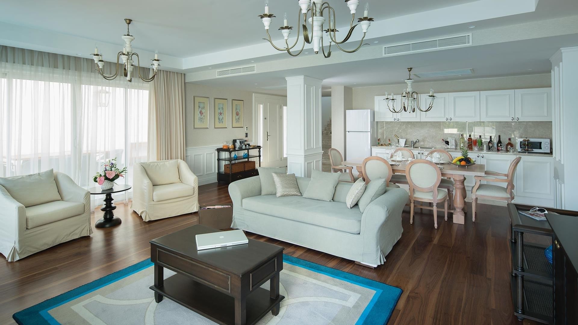 Вилла Superior в Titanic Deluxe Golf Belek — уютная гостиная с компактной кухней.