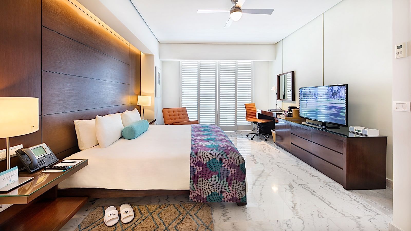 Club 89 King Size Bed Diamante View Room with one bed at Mundo Imperial