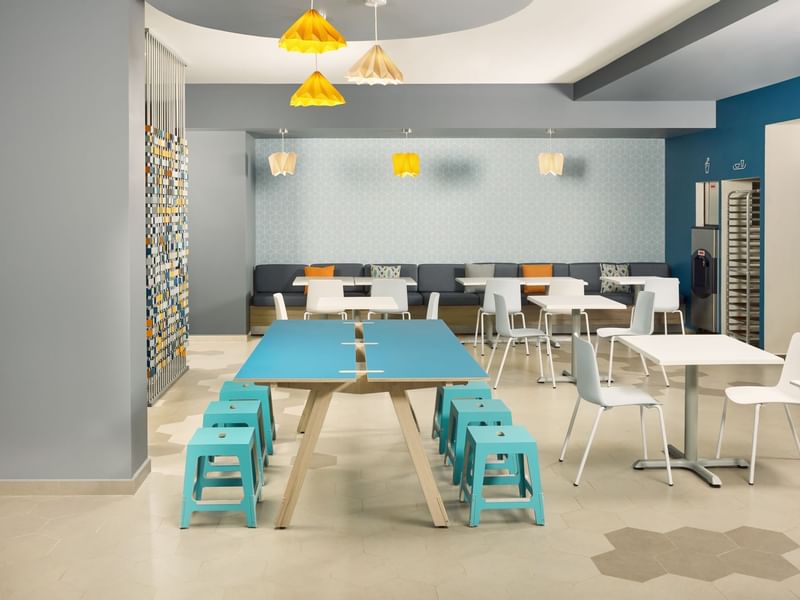 Mesas de comedor dispuestas en una sala de desayunos de One Hotels